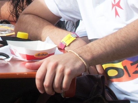 De chip zit in de gele polsbandjes.