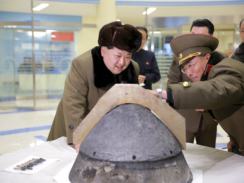 De Noord-Koreaanse leider Kim Jong-Un bekijkt een raketkop in een van de typische propagandafoto's die de Noord-Koreaanse overheid op regelmatige tijdstippen vrijgeeft.