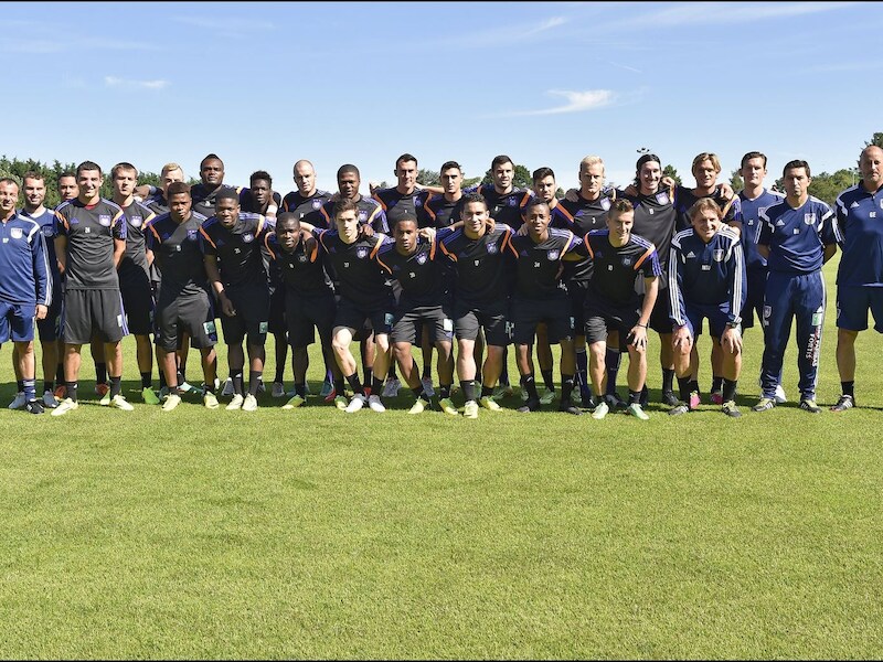 De 22 aanwezige spelers en de technische staf op de eerste training
