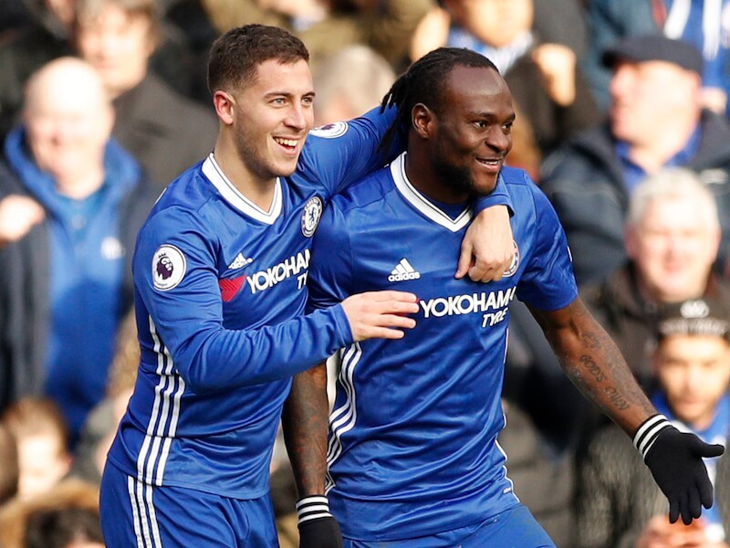 Hazard wordt gefeliciteerd door Moses.