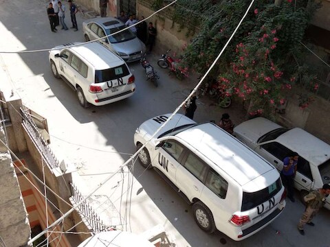 Auto's van de VN in de wijk in Damascus waar vorige week een gifgasaanval plaats zou hebben gevonden.