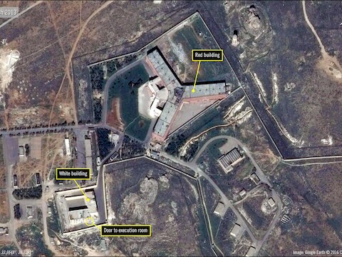 Satellietbeeld van Amnesty International toont de Saydnaya-gevangenis, 30 kilometer ten noorden van Damascus.