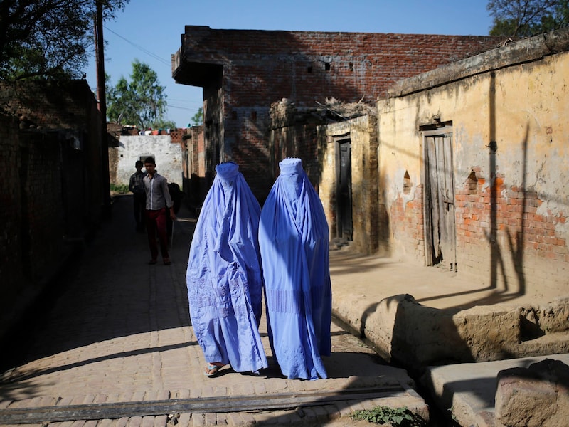 Archiefbeeld: Vrouwen wandelen over straat in Muzaffarnagar.
