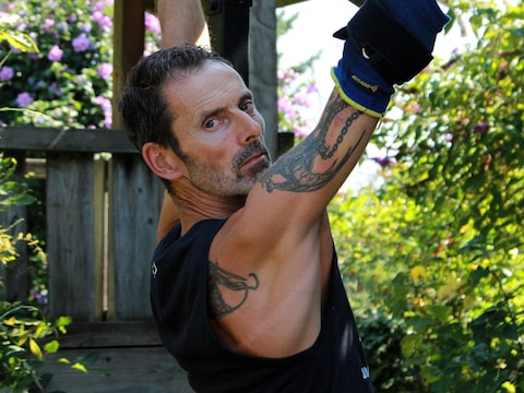 Jan Butaye (54) wou op 5 en 6 september een nieuw wereldrecord pull-ups met 1 arm vestigen, maar moet die recordpoging noodgewongen uitstellen.