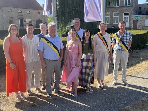 Een beeld van tijdens de vernisage: Tiebe De Bruycker en Neno Clynckemaillie van de gemeentelijke dienst vrije tijd, algemeen directeur Geert, de schepenen Jan Deheegher, Wout Cornette en Johan Matthys, burgemeester Lieve Castryck naast curatoren Ilke en Uschi Cop. 