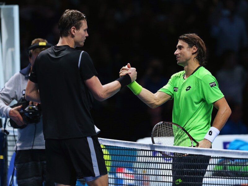Berdych (L) schudt Ferrer de hand.