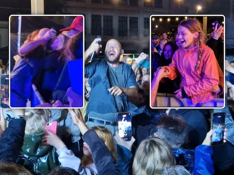 Stan Van Samang duikt publiek in op de Grote Markt in Ronse en verrast twee superfans (Elfi links en Babette rechts) met een kus en een knuffel
