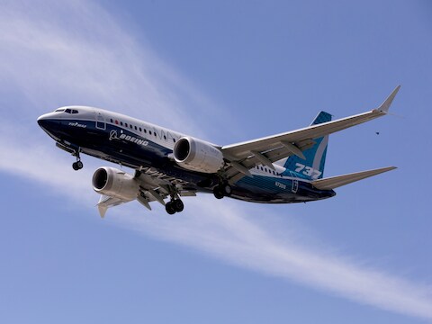 Een Boeing 737 MAX landt na een testvlucht in Seattle