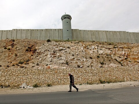 Palestijnen op de Westelijke Jordaanoever kunnen grote delen van hun land niet bereiken omwille van Israëlische omwallingen.