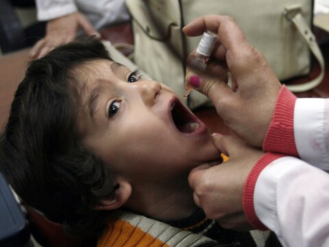 Een Syrisch kind in Damascus krijgt een vaccinatie tegen polio.