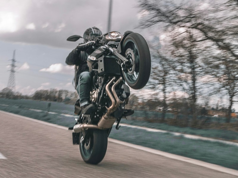 Archieffoto als illustratie, van een wheelie.