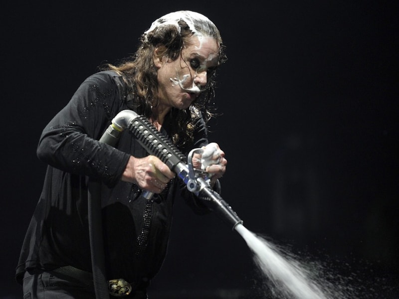 Ozzy Osbourne maakt de eerste rijen nat tijdens zijn concert.