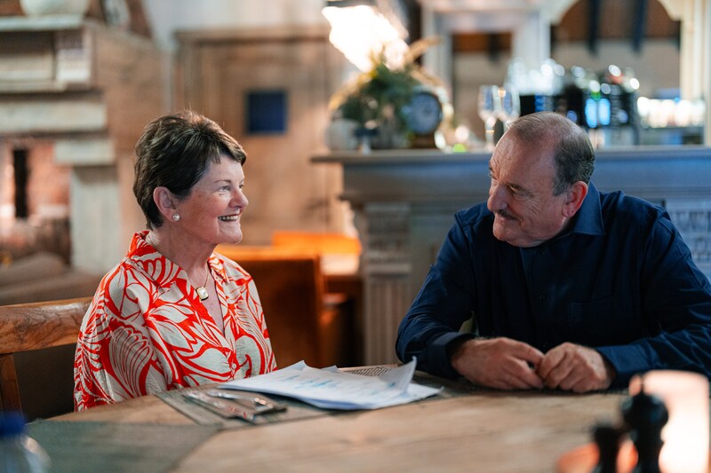 Hugo Sigal en Janine Bischops samen in Familie. 