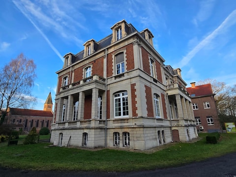 Domein Menas in Sint-Maria-Aalter, waar de openluchtvoorstelling plaatsvindt.