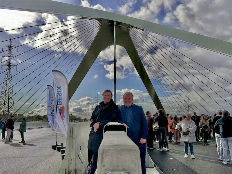 Burgemeesters Mathias De Clercq en Joeri De Maertelaere tijdens de inhuldiging van de Piramidebrug.