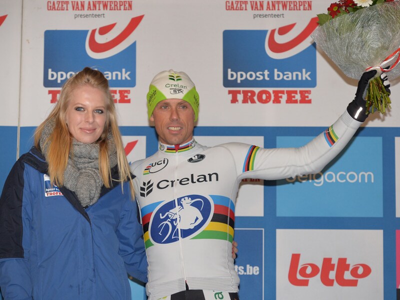 Nys kreeg de bloemen overhandigd van Femke Herygers.