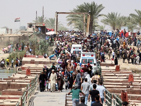 De Bzeibez-brug aan de rand van Baghdad, vanwaar duizenden gevluchte inwoners van Ramadi aankomen. Deze brug is wel nog geopend voor de bevolking.