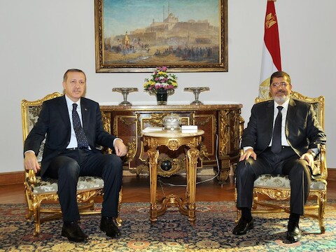 De Turkse premier Erdogan (links) en Mohamed Morsi, de president van Egypte.