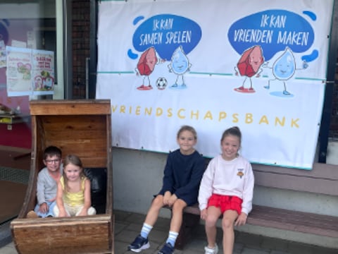 Dankzij de steun van het oudercomité kregen de speelplaatsen tijdens de zomervakantie een grondige make-over.