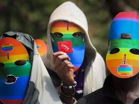 Keniaanse homo's en lesbiennes protesteren gemaskerd tegen de mogelijke goedkeuring van de antihomowet in Oeganda.