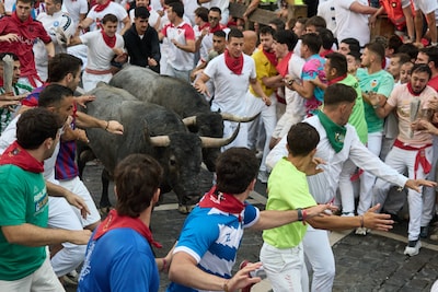 Stier spiest loper in gezicht tijdens stierenrennen in Pamplona: ook twaalf anderen gewond