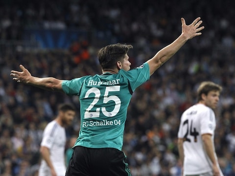 Klaas-Jan Huntelaar protesteert namens Schalke in de wedstrijd tegen Real Madrid.