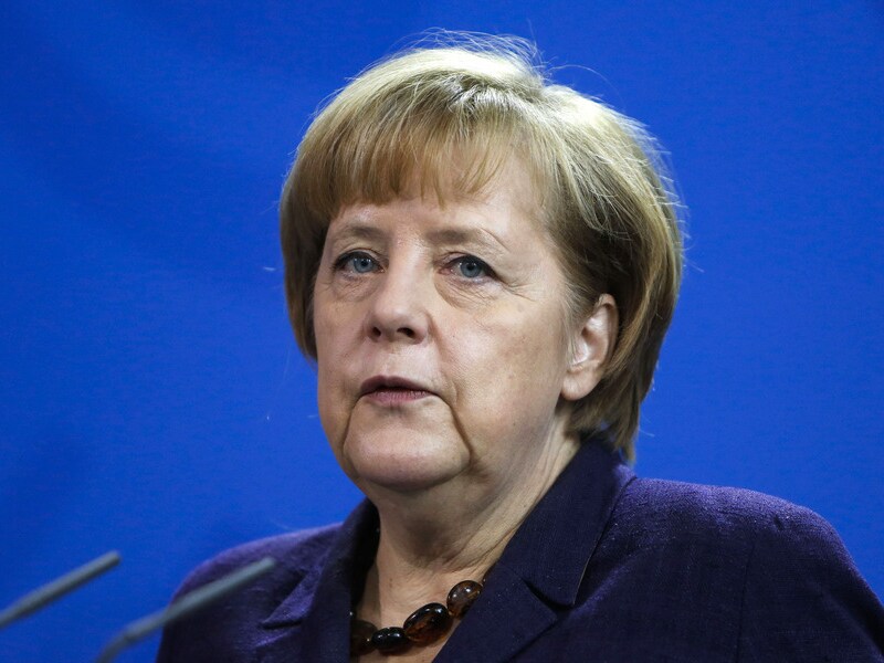 Een agent greep op het nippertje in toen de Moldaviër een molotovcocktail wilde gooien naar het autokonvooi van Merkel.