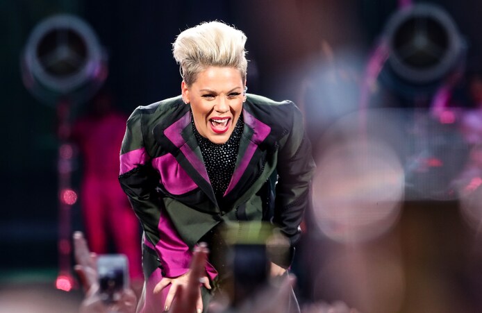 Pink legt concert stil voor fan die op punt staat te bevallen in ...