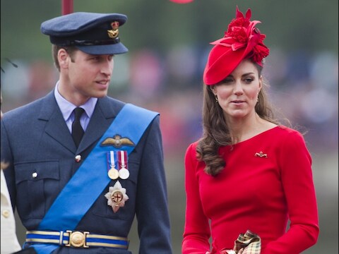 Kate Middleton in de rode jurk van Alexander McQueen.