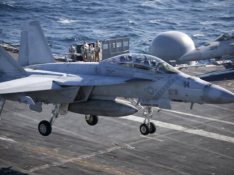 Een F/A-18 Super Hornet landt op het vliegdekschip USS Ronald Reagan.