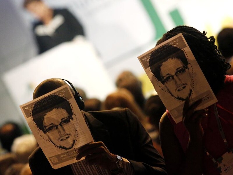 Betogers met Snowdenmasker pleiten voor meer privacybescherming.