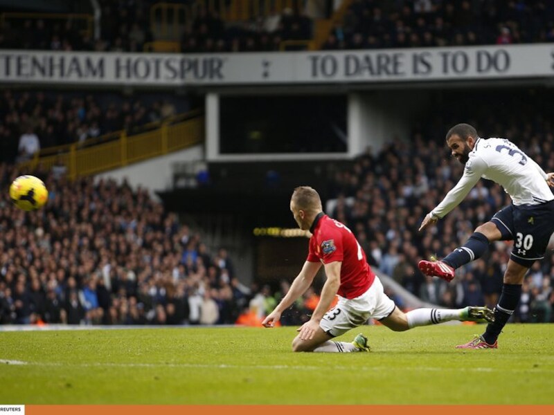 Sandro haalt machtig uit voor de 2-1 in de kruising. Het feestje van Tottenham zou echter niet lang duren.