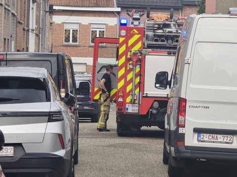 Bij een brand achter een woning in de Fakkelstraat in Hoboken raakte een tuin zwart geblakerd, maar de brandweer kon overslag naar de huizen vermijden.