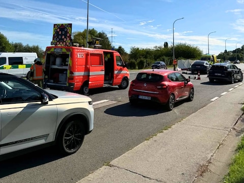 Door het ongeval ontstond verkeershinder op de drukke Rijksweg in Lendelede.