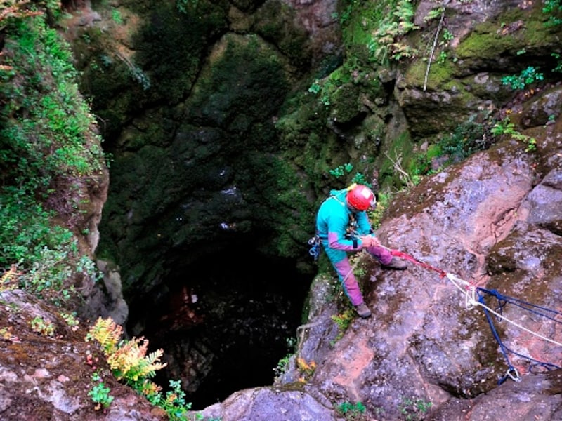 Illustratiebeeld van een speleoloog in de afgrond van Golgo in Sardinië.