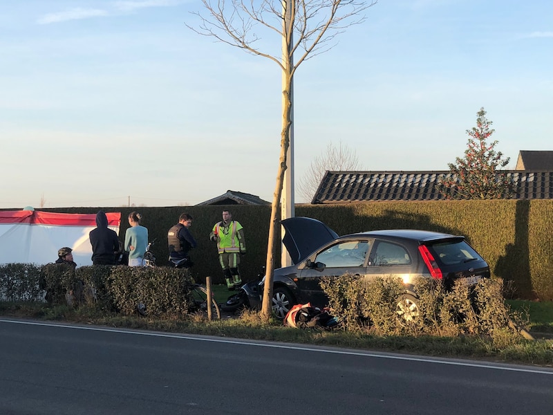 Bestuurder raakt van de weg en rijdt bromfietsster (16) aan in Hooglede.