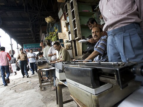 De straattypisten in Calcutta. Vroeger was het een bloeiende business, nu is er amper werk.