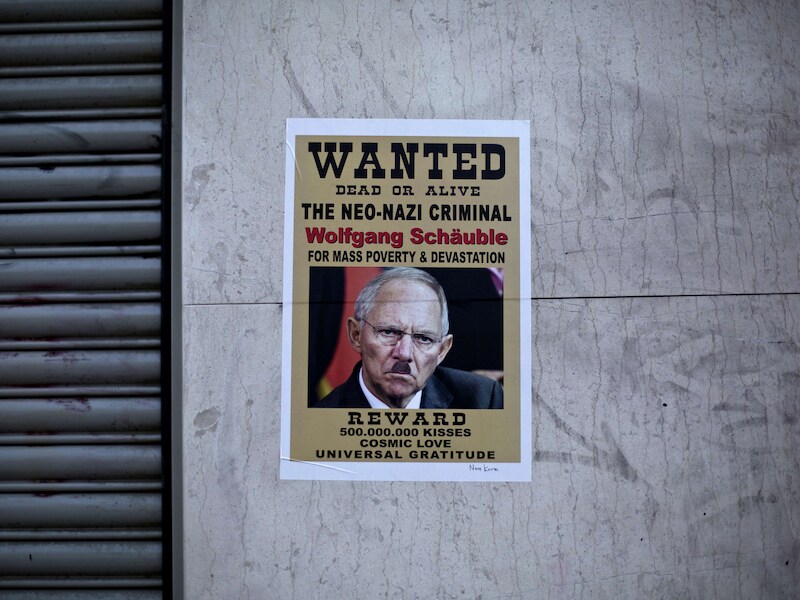Een "Wanted"-poster met de foto van de Duitse minister van Financiën Wolfgang Schäuble, vandaag in Athene.
