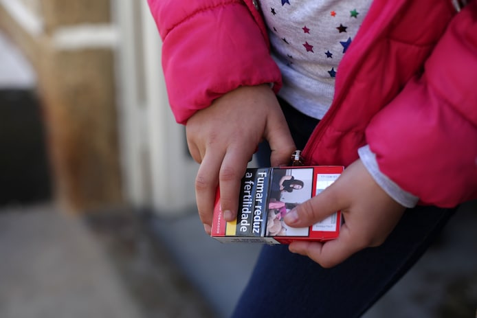 Bizarre traditie: kinderen roken sigaretten voor Driekoningen | Bizar ...