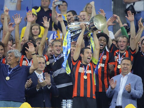 Dario Srna van Shakhtar Donetsk toont de gister gewonnen Super Cup.