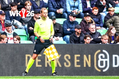 Gaan ze sneller vlaggen op WK? Lijnrechters horen signaal als speler meer dan tien centimeter buitenspel staat