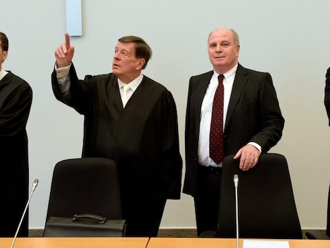 Uli Hoeness omringd door zijn advocaten.