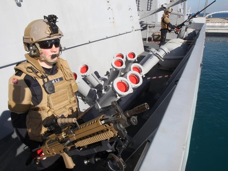 De Noorse marine is belast met de bewaking van de chemische wapens.