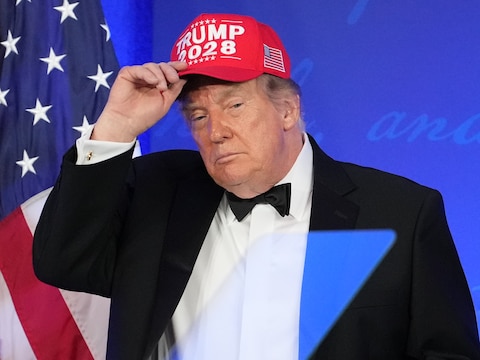 Trump combineerde grappen met sneren tijdens het jaarlijkse Correspondents’ Dinner in Washington. 
