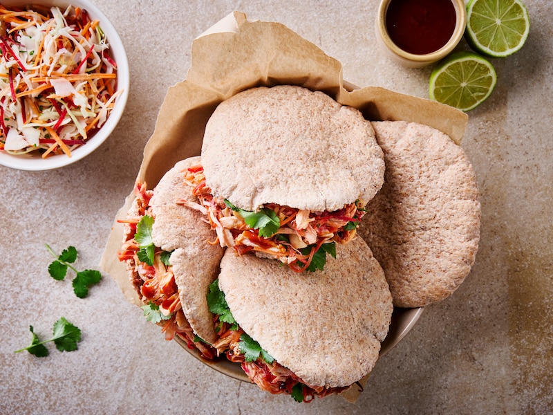 Deze volkorenpita met pulled chicken helpt de feestmaaltijden verteren
