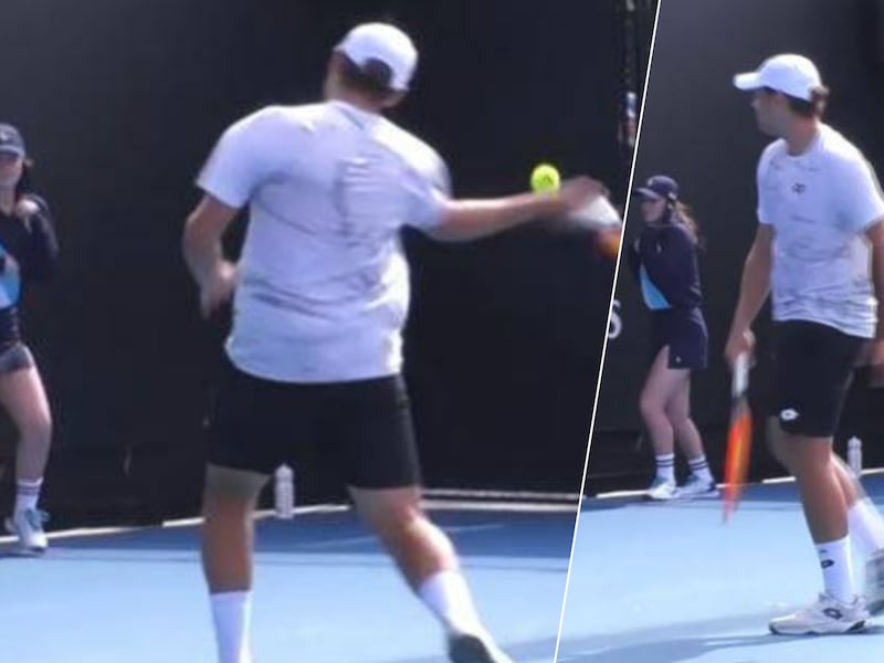 KIJK. “Dit wild beest moesten ze uitsluiten”: Rus slaat bal uit frustratie bijna op ballenmeisje op Australian Open