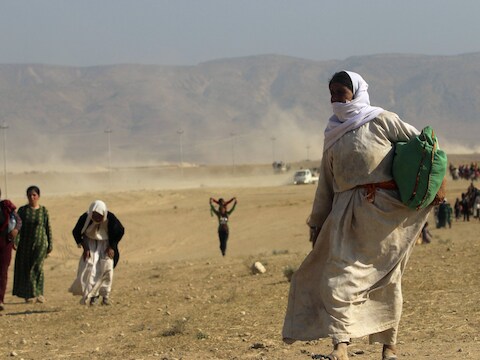 Yezidi's op weg naar de Syrische grens.