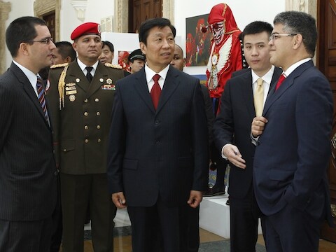 De Venezolaanse minister van Buitenlandse Zaken Elias Jaua (rechts) vorige week tijdens een ontmoeting met de Chinese vicepresident Li Yuanchao.