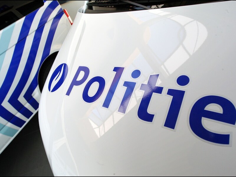 Volgens berichten droegen de daders een oranje armband met de tekst 'politie'.