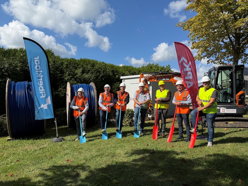 Vertegenwoordigers van Fiberklaar, aannemer APK en de drie stadsbesturen bij de start van de glasvezelwerken in het Hageland.